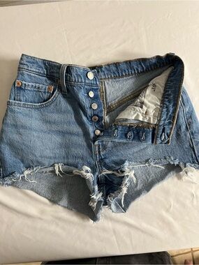 Levi 501 shorts 28